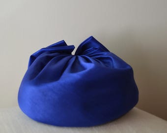 Cappellino a cloche vintage anni '80 di Mitzi Lorenz con fiocco in seta color cobalto indaco