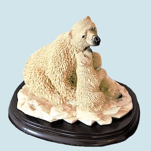 Regency Fine Arts isbjörn med valpar-figur - Handmålad skulptur på träbas - Intrikat detaljerat - Gåva