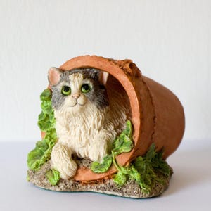 Preciosa figura de gato "escondido" en maceta, de Border Fine Arts. Ideal para repisa de chimenea. Detalles realistas y elaborados. ¡Un regalo especial!