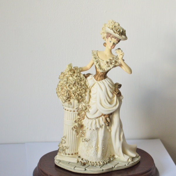 Constance Fine Lady Hand Gebeeldhouwd &geschilderd porselein goud verguld beeldje - Vintage Leonardo Collectie Kunst Ornament Schouw tafel- Gift