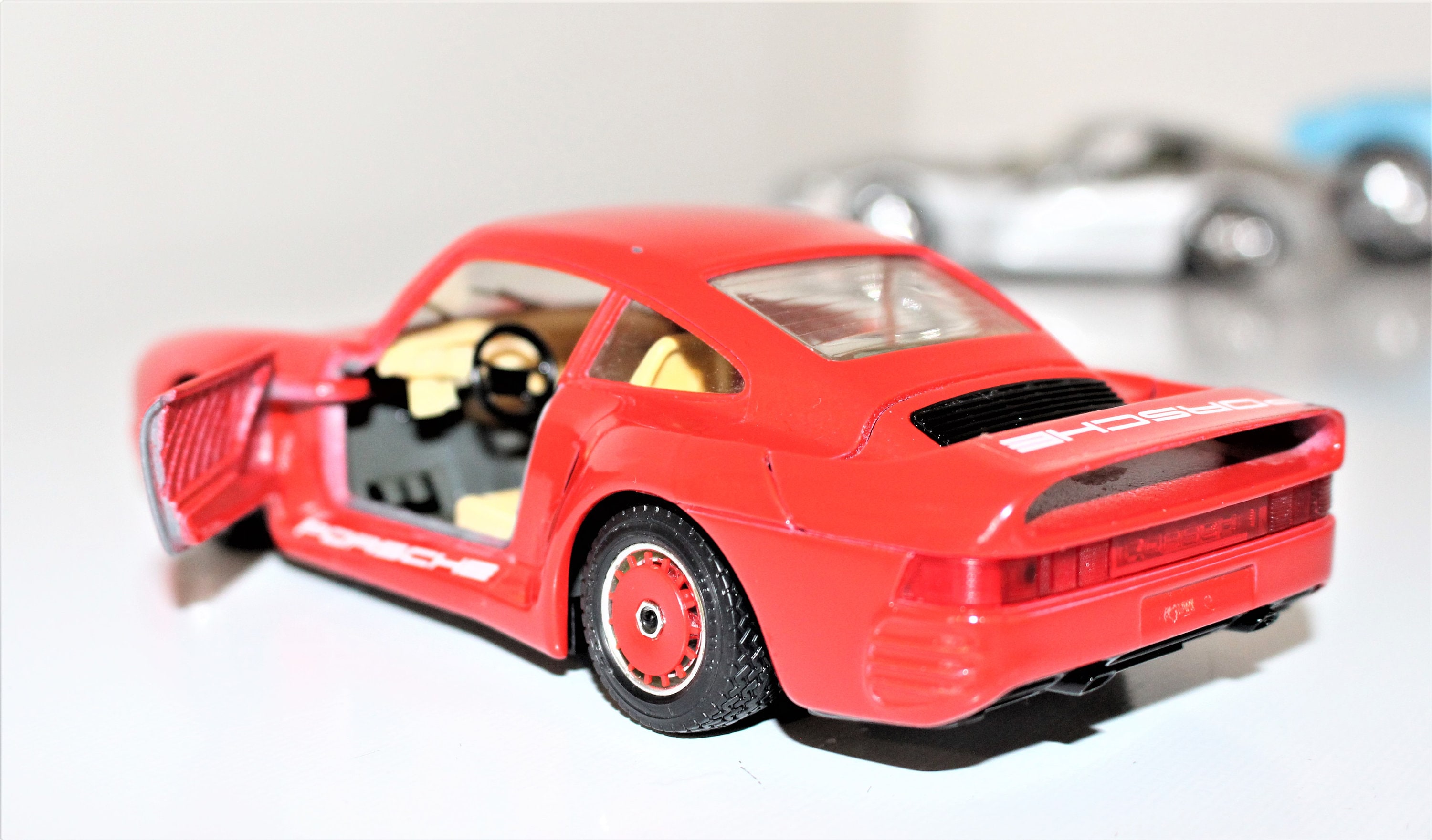 Vintage Porsche 959 Burago 1:24 Scale Model Car - Red Diecast