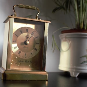 Reloj de sobremesa de cuarzo con forma de carruaje de London Clock Co. Modelo contemporáneo. Latón dorado cepillado. Reloj elegante. Regalo.