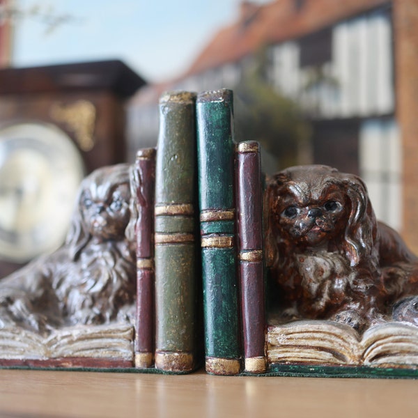 Rari reggilibri con figurine di cane pechinese danese - Coppia di statuette in ceramica dall'aspetto invecchiato - Scaffale per biblioteca - Espositore da tavolo con caminetto - Regalo