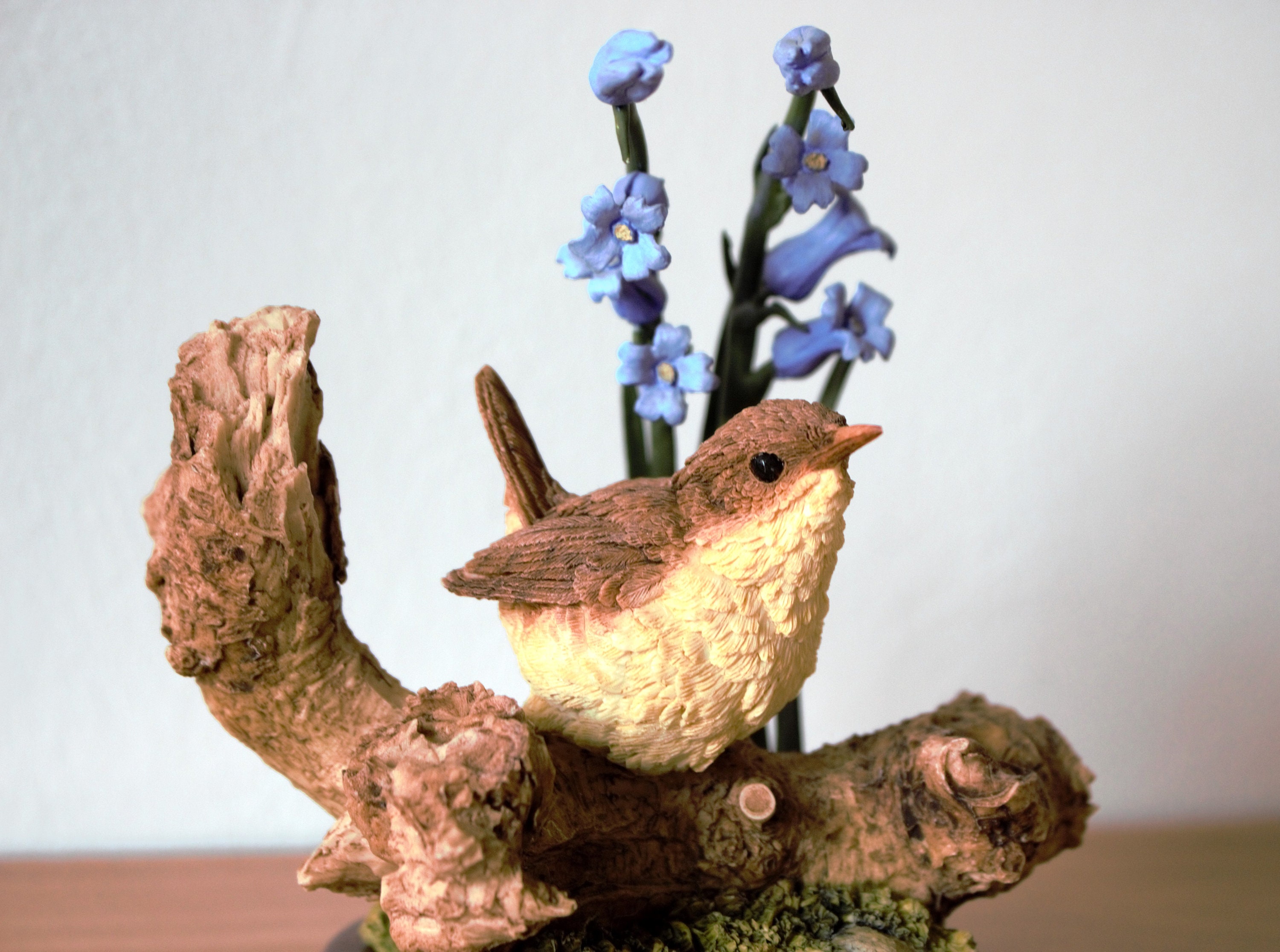 ウスターシャーのアーティストによる手描きのミソサザイの置物