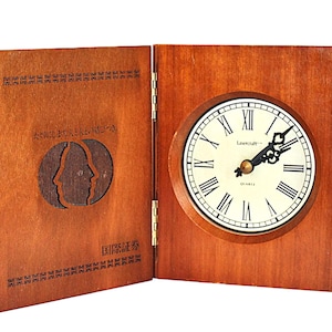 Horloge à quartz Lasercraft avec bibliothèque en bois de noyer - Design de livre fantaisie clocher - Cadeau de collection pour table de cheminée