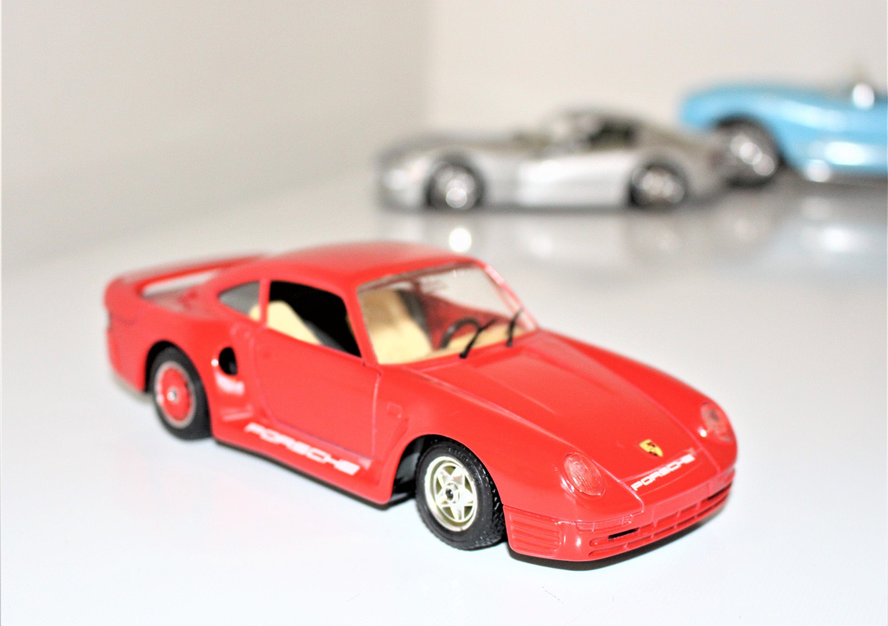 Vintage Porsche 959 Burago 1:24 Scale Model Car - Red Diecast