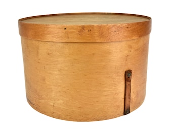 Antik björk hattlåda plywood | Vintage träförvaring runt lock brocante europeisk luterma reval estnisk belle epoque boudoirdekor sovrum