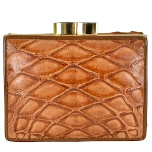 Cartera vintage de piel auténtica de mediados de siglo con estampado de cocodrilo, color marrón coñac, fabricada en Tailandia, color dorado.