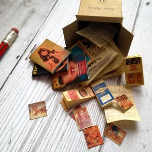 1 stücke, 1 Zwölfter Maßstab, modernes Puppenhaus, Puppenhaus Set, Requisiten für realistisches Puppenhaus, Retro Ephemera, Miniatur Dachboden