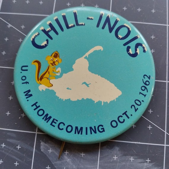 Set of three vintage University of Minnesota pins - image 4