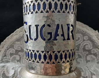 Azucarero antiguo de madera martillada con revestimiento azul cobalto.