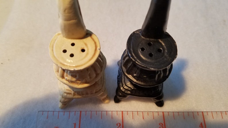 Vintage cast iron pot belly stove salt /& pepper set