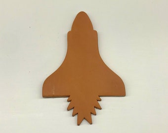 Paquete de 10 de 4,5 x 3 pulgadas de piel de vaca genuina Veg Tan cuero troquelado Rocketship Spaceship Nasa