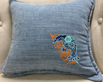 Cojín decorativo bordado de cuervo celta de color vaquero hecho a mano