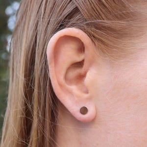 Filigree wooden earrings, 5 mm round studs, walnut wood & 925 silver | Natural wooden jewelry | Light and timeless | Gift idea for women