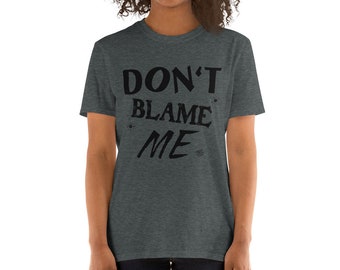 Unisex Kurzarm T-Shirt. Mann, Frau Grafik T-Shirt. Virales lustiges Shirt. Zurück zu Schulgeschenke. Don't Blame Me Tee.