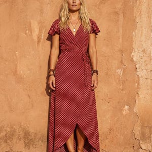 Vestido maxi de lunares, rojo vino y blanco; vestido cruzado de lunares, largo; vestido de lunares de manga corta; vestido largo romántico boho chic ibicenco, asimétrico