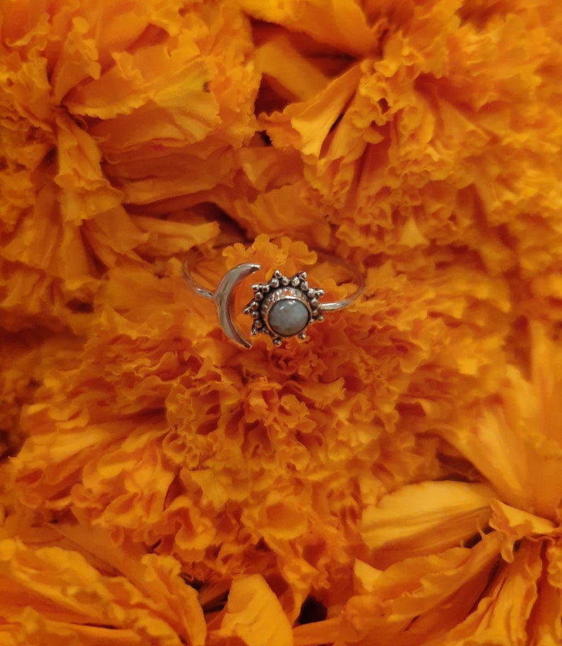 Fine Boho Ring Sun and Moon 925 Silver Made in Bali. Celestial Crescent Ring. Witchy Ring Labradorite Gemstone. Gift for her 画像 3