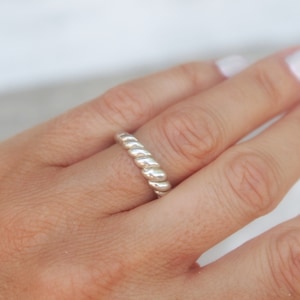 Narrow Croissant Ring 925 Silver, Twist Ring, Minimalist Fine Jewelry, Gift for Her, Boho Statement Ring, Made in Bali