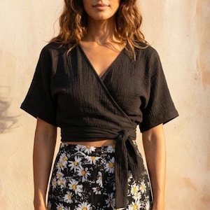 Short-sleeved muslin wrap blouse, wrap top made of black cotton muslin, soft summer top, beach wrap shirt for everyday wear, yoga, Ibiza festival style
