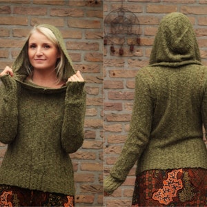Könnte beinhalten: Ein olivgrüner Kapuzenpullover mit strukturiertem Strickdesign. Der Pullover hat lange Ärmel und einen breiten, rollkragenartigen Ausschnitt. Die Kapuze ist hochgezogen und der Pullover scheint aus einem warmen, bequemen Material zu sein.