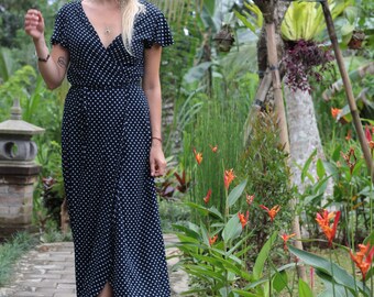 Polka Dot Jurk Donkerblauw Zwart Vlindermouwen, Maxi Wikkeljurk Boheemse stijl, Asymmetrische zomerjurk lang, Korte fluttermouwen