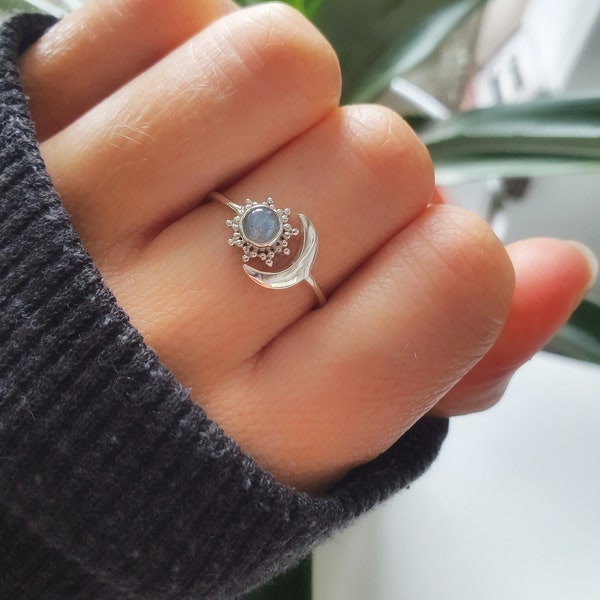 Bague Boho Fine Soleil et Lune en Argent 925 Fabriquée à Bali. Anneau du croissant céleste. Bague de sorcière Labradorite Pierre précieuse. Cadeau pour elle