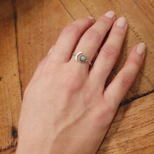 Fine Boho Ring Sun and Moon 925 Silver Made in Bali. Celestial Crescent Ring. Witchy Ring Labradorite Gemstone. Gift for her 画像 4