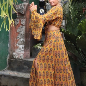 Two-piece 70s boho dress floral mustard yellow retro hippie / belly-free wrap blouse with long bell sleeves / maxi skirt with slit