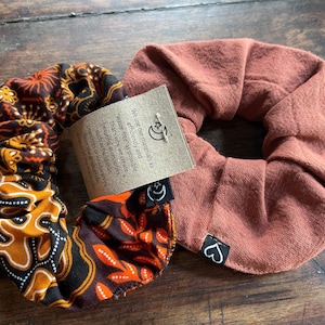Scrunchie Set 2 Pack, brede pluizige haarelastiek, haarband linnen kaneel & Bali Batik Viscose, jaren 90 haaraccessoires