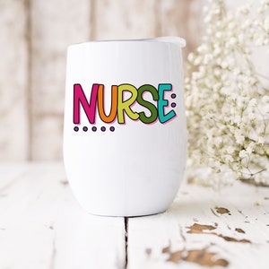 Peut inclure: Un gobelet &agrave; vin en acier inoxydable blanc avec un graphisme color&eacute; "NURSE" et des points violets.