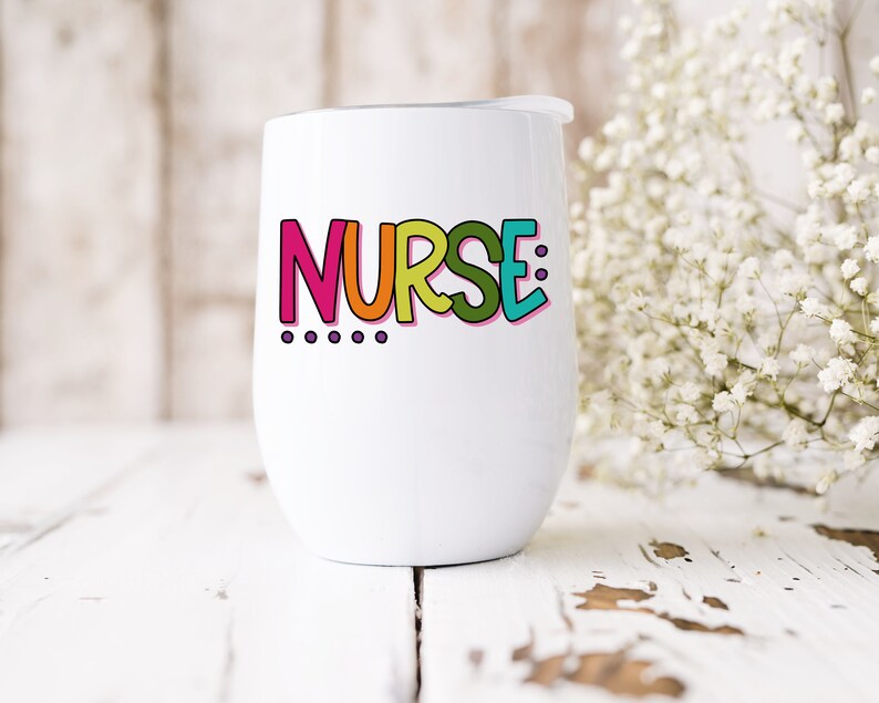 Peut inclure: Un gobelet &agrave; vin en acier inoxydable blanc avec un graphisme color&eacute; "NURSE" et des points violets.