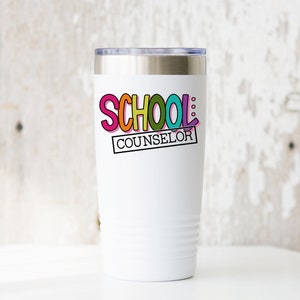 以下が含まれることがあります： カラフルな「SCHOOL COUNSELOR」のデザインが施された白いステンレス製のタンブラーです。