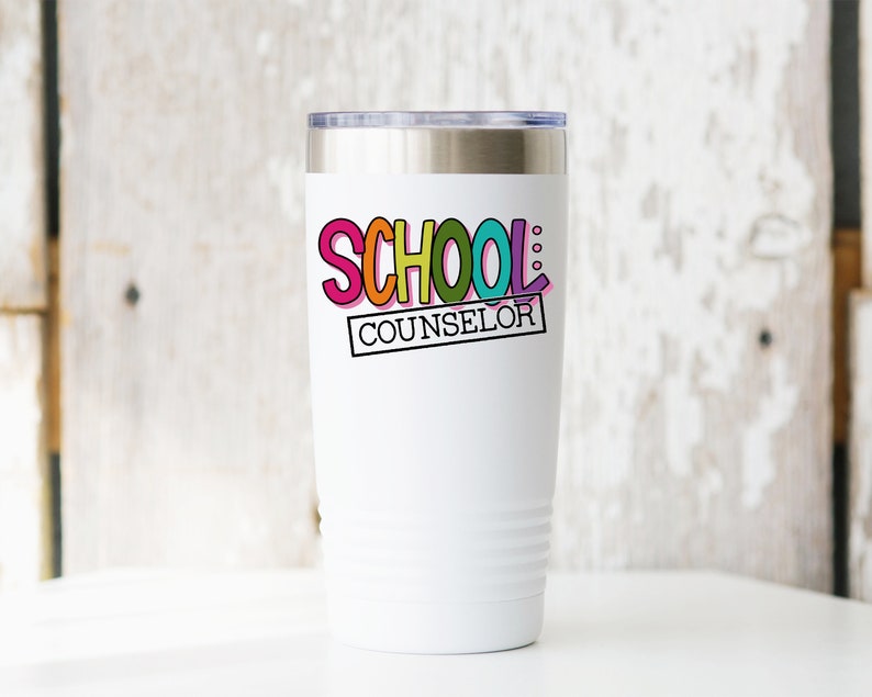 以下が含まれることがあります： カラフルな「SCHOOL COUNSELOR」のデザインが施された白いステンレス製のタンブラーです。