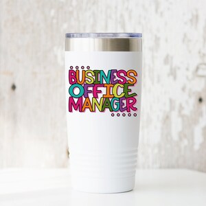 以下が含まれることがあります： 「Business Office Manager」というカラフルなグラフィックが描かれた白いステンレス製のタンブラーです。