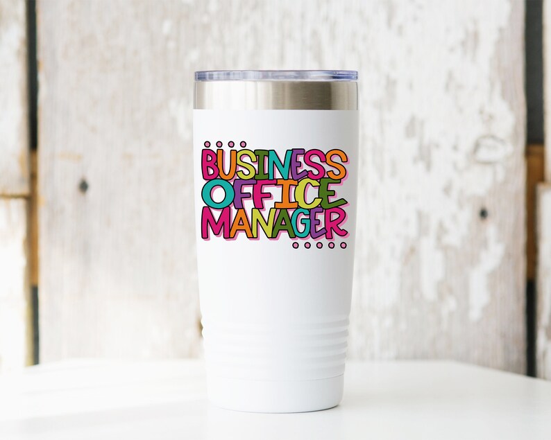 以下が含まれることがあります： 「Business Office Manager」というカラフルなグラフィックが描かれた白いステンレス製のタンブラーです。