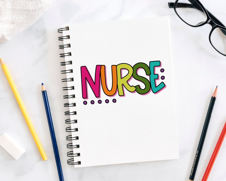 Peut inclure: Un carnet blanc avec une reliure spirale. Le mot "NURSE" est &eacute;crit en lettres color&eacute;es sur la couverture du carnet. Il y a quatre points violets sous le mot.