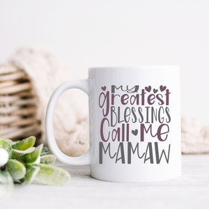 Peut inclure: Une tasse en c&eacute;ramique blanche avec un motif gris et violet qui dit "Mes plus grandes b&eacute;n&eacute;dictions m'appellent Mamaw".