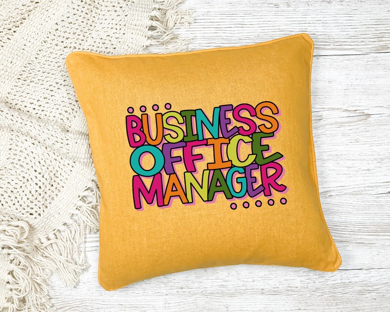 以下が含まれることがあります： カラフルな輪郭のある文字で「BUSINESS OFFICE MANAGER」と書かれた黄色のクッション