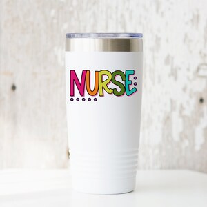 Peut inclure: Un gobelet en acier inoxydable blanc avec un graphisme color&eacute; "NURSE" et des points noirs.
