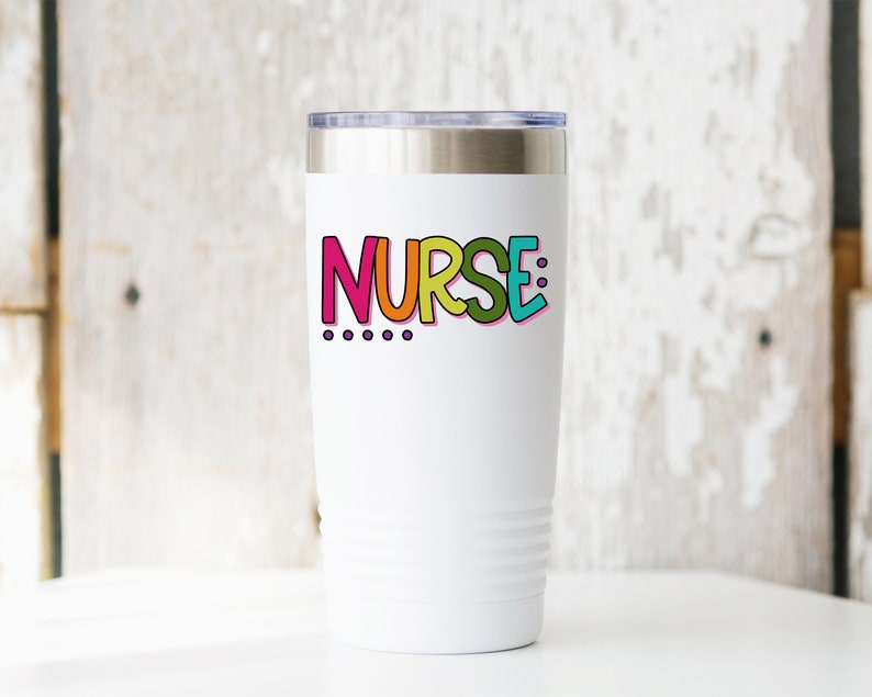 Peut inclure: Un gobelet en acier inoxydable blanc avec un graphisme color&eacute; "NURSE" et des points noirs.