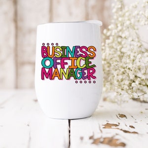 以下が含まれることがあります： 「Business Office Manager」とカラフルなデザインが施された白いステンレス製のタンブラーです。