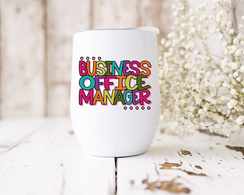 以下が含まれることがあります： 「Business Office Manager」とカラフルなデザインが施された白いステンレス製のタンブラーです。