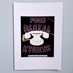Motivi per non chiamarlo - SCARSA IGIENE DENTALE - Stampa artistica firmata / Citazione divertente da parete / Cat. A / Illustrazione unica rosa e nera
