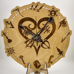 Reloj de pared con símbolos de datos de la Organización XIII: reloj de madera inspirado en Kingdom Hearts con 12 emblemas de miembros.
