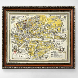 Könnte beinhalten: Gerahmte Vintage-Karte von Historic York, mit detailliertem gelb-weißem Layout und rot hervorgehobenen Routen. Die Karte ist in einem dunkelbraunen Holzrahmen mit dekorativem Rand, ideal für die Wanddekoration.