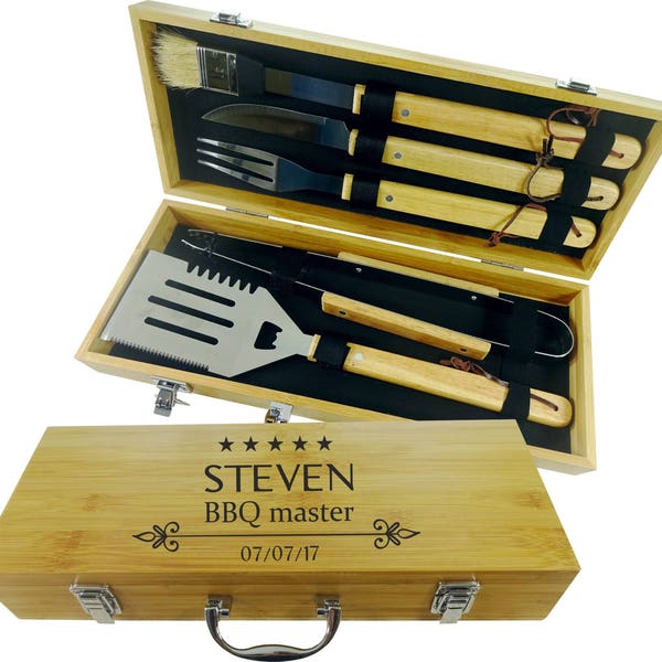 Barbecue SET 5 Werkzeuge Individuell graviertes personalisiertes Grillset mit 5 BBQ-Grillwerkzeugen in natürlichem Bambusgehäuse ARROW. Geschenk für Ihn