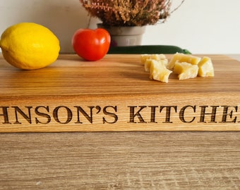 Ceppo in ROVERE massiccio di prima qualità. 41×22×4 cm. Tagliere in ROVERE personalizzato fatto a mano "Family Kitchen".