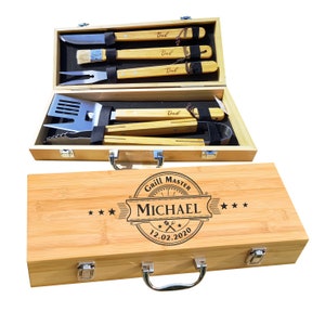 Gepersonaliseerde barbecueset met 5 grillgereedschappen - op maat gegraveerde grill-meestergerei in houten bamboekoffer cadeau voor vriend door Algis Crafts