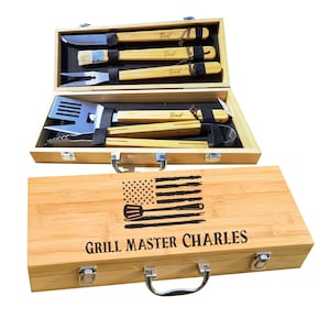 Grillset met naam en Amerikaanse vlag – op maat gegraveerde, gepersonaliseerde barbecueset met 5 grillgereedschappen in natuurlijke bamboedoos van Algis Crafts